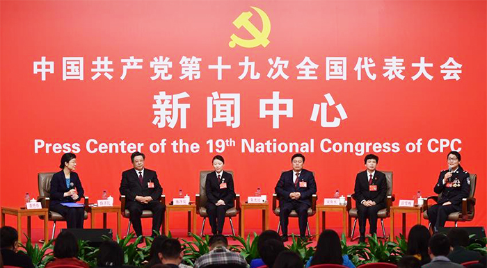 10月19日,十九大新闻中心举办集体采访,邀请政法战线代表谈全面推进依法治国。