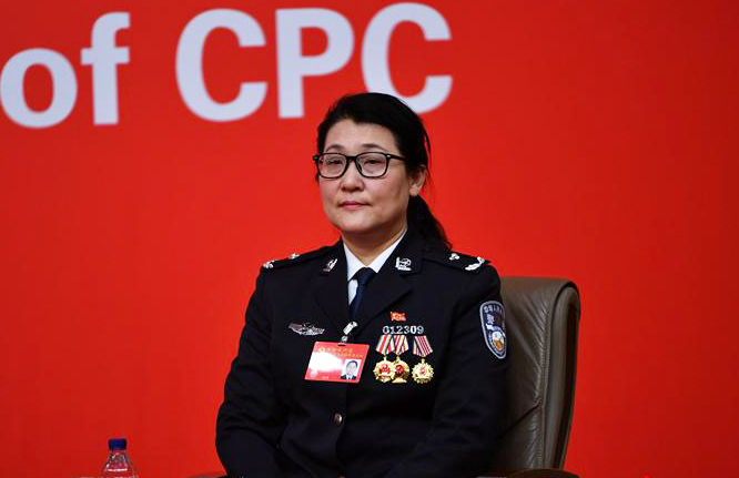 公安部物证鉴定中心法医病理损伤技术处副处长(正处级)、主任法医师、三级警监田雪梅